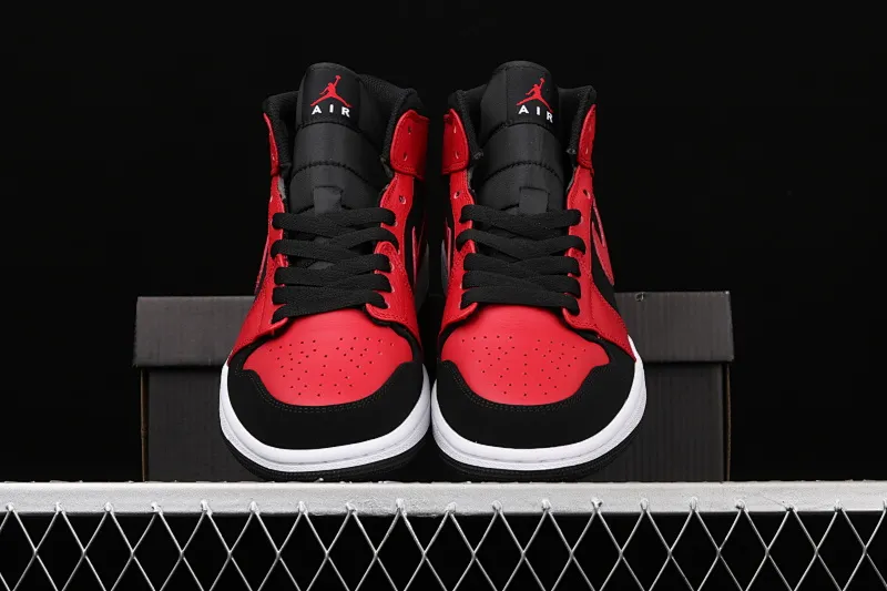 All categories Air Jordan Jordan series basketball shoes Air Jordan 1 Mid special price G version pure original Air Jordan 1 Mid AJ1 Joe 1 Xiaoban wear 554724-054